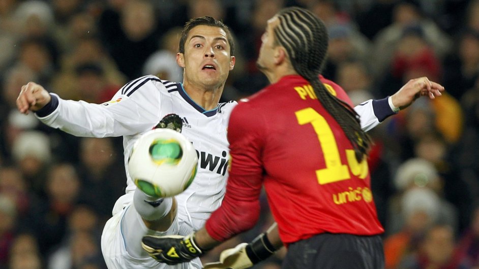 Cristiano Ronaldo a Jose Manuel Pinto v pohrovm utkn Barcelony s Realem Madrid