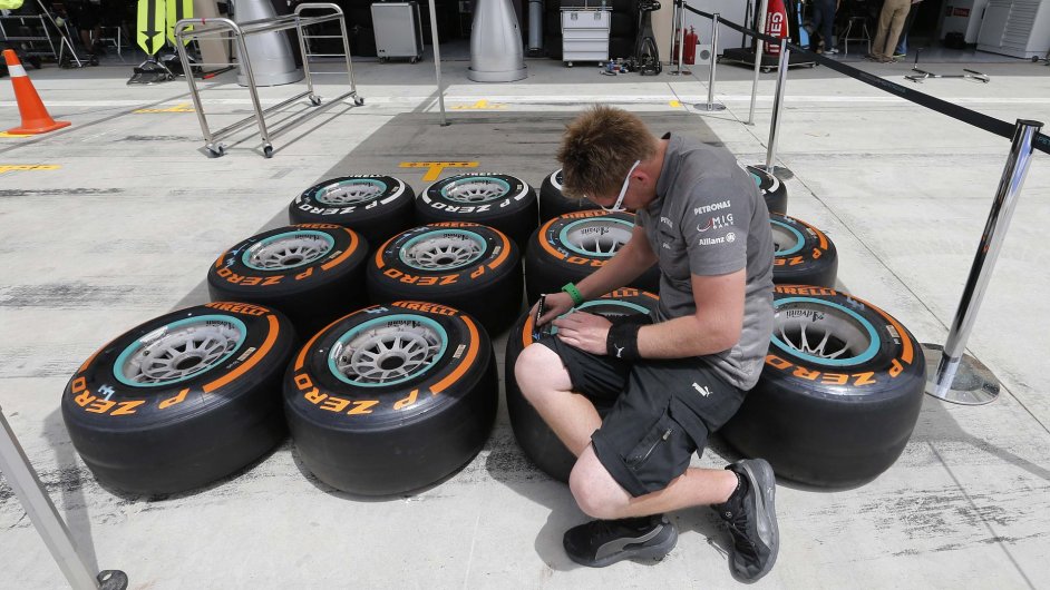 Mechanik stje Mercedes se chyst ped GP Bahrajnu