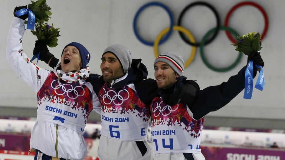 Vtzn trojice olympijsk sthaky v biatlonu (zleva) Ondej Moravec, Martin Fourcade a Jean Guillaume Beatrix