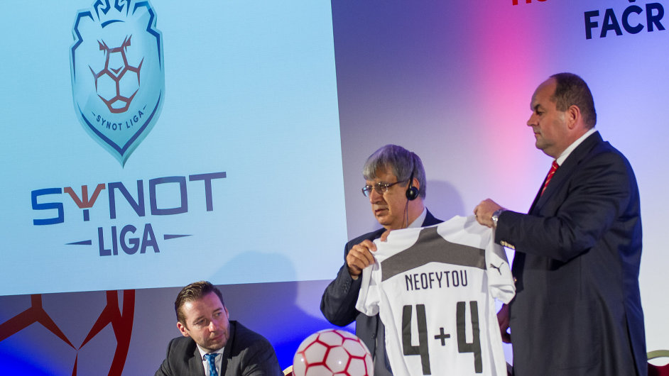 Neofytos Neofytou (uprosted) pi prezentaci uzaven partnerstv jeho firmy a Fotbalov asociace R