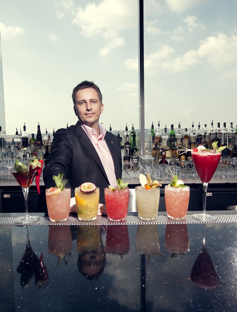 Cloud 9 sky bar & lounge Roman Uhlíř, barman podniku v hotelu Hilton Prague