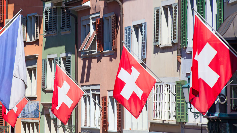 Švýcarská banka i přes rekordní ztrátu vyplatí peníze kantonům a vládě - Ilustrační foto.