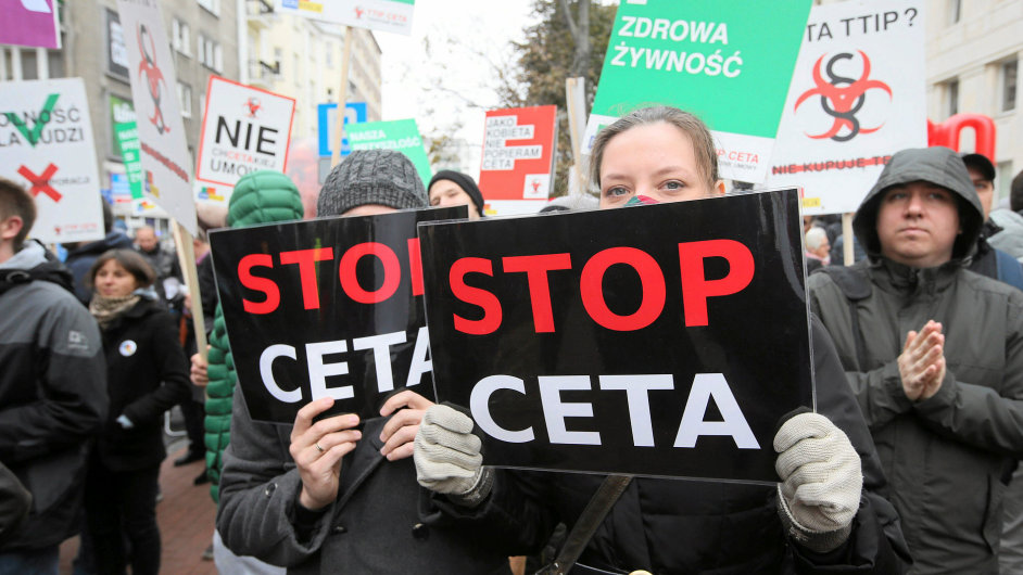 Protest ve Varav proti CETA - obchodn dohod mezi EU a Kanadou.