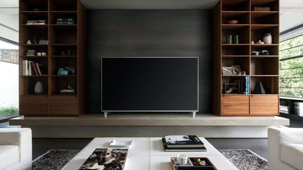 Panasonic nab&iacute;z&iacute; skoro stejn&eacute; televize DX750 a DX780, li&scaron;&iacute; se jen v&yacute;bavou