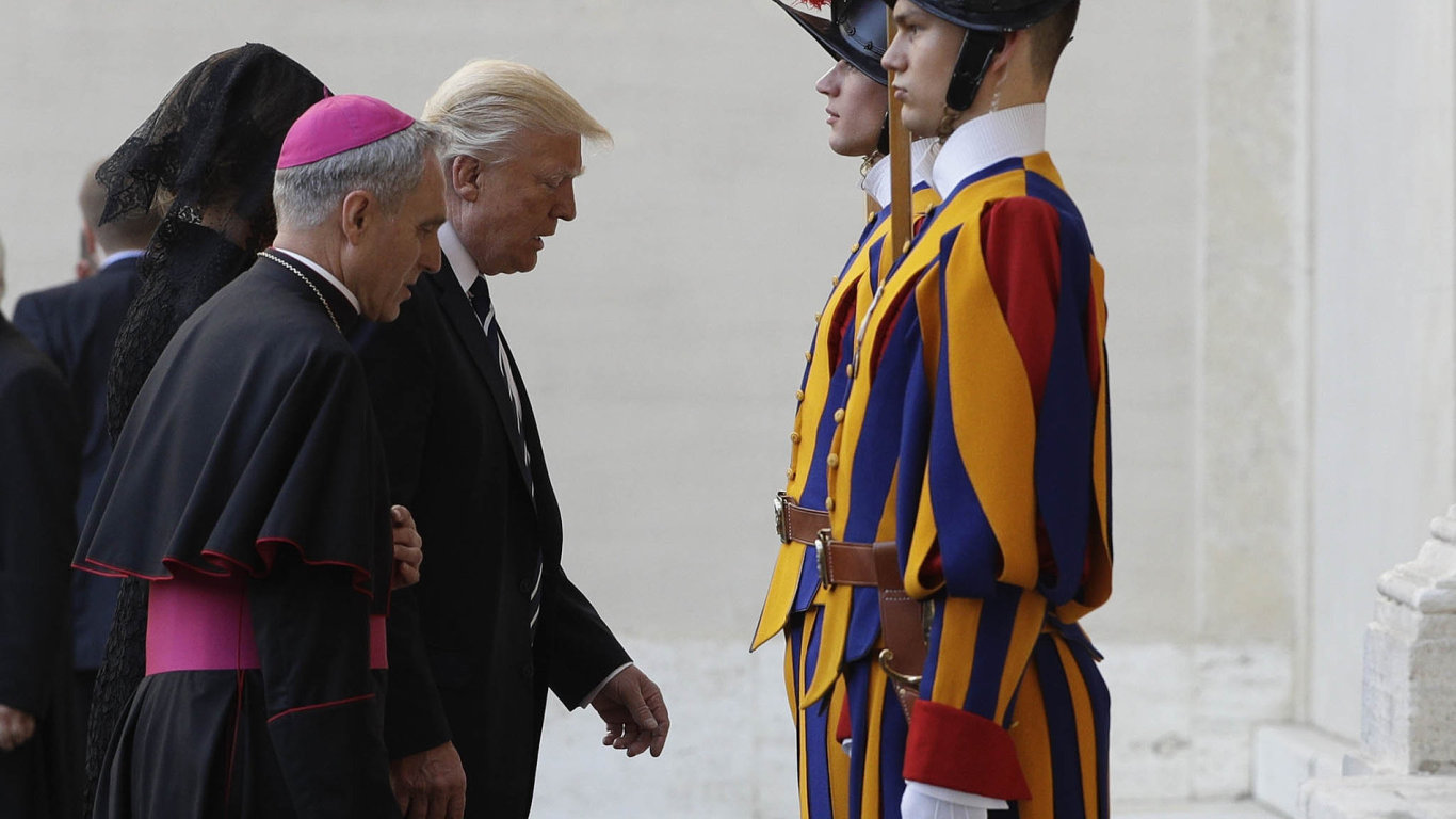 Pape Frantiek pijal vevatiknskm Apotolskm palci kaudienci americkho prezidenta Donalda Trumpa.