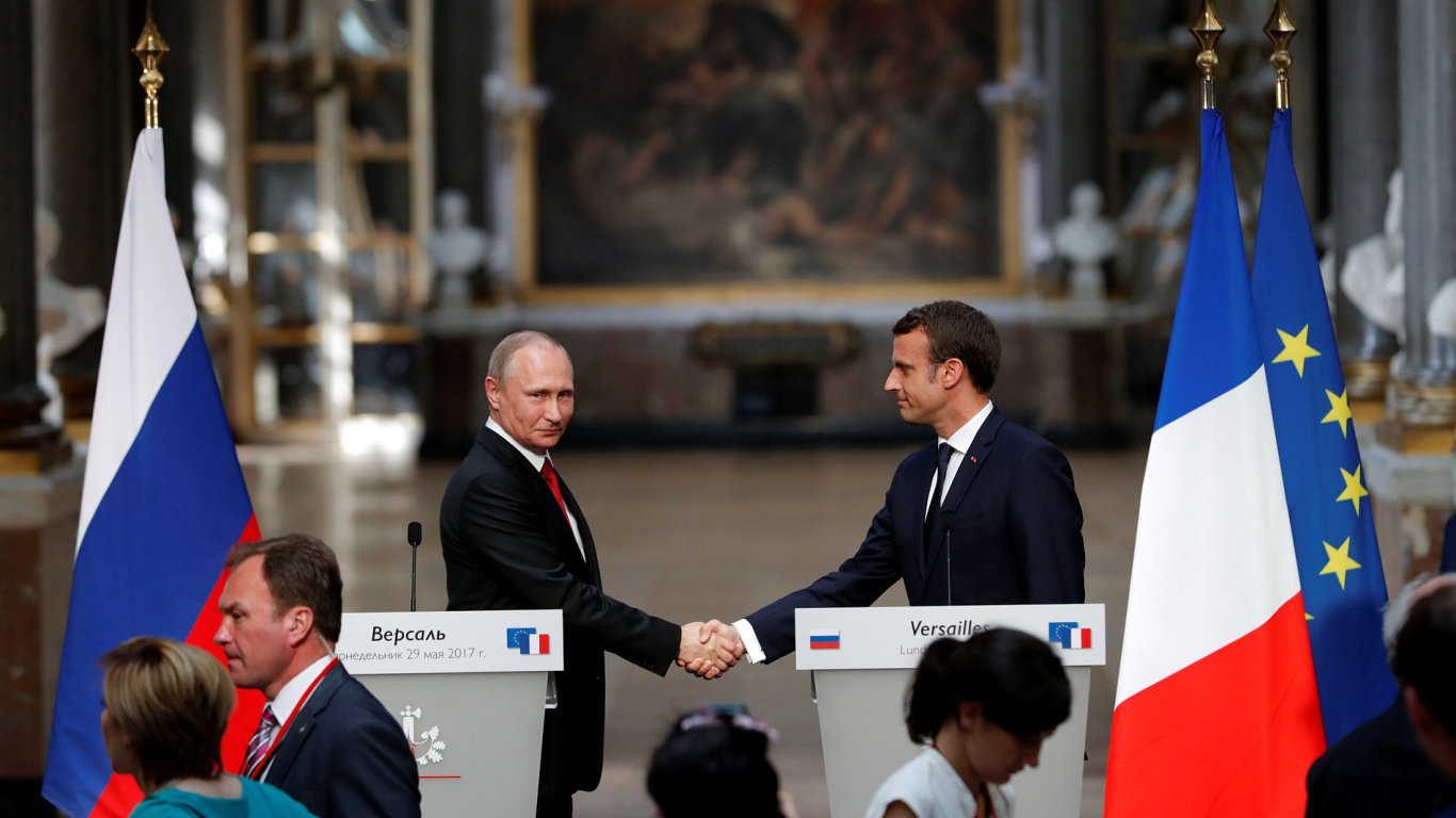 Vladimir Putin a Emmanuel Macron.