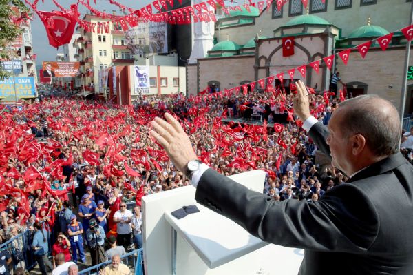 Na sn&iacute;mku ze za�&aacute;tku srpna je tureck&yacute; prezident Recep Tayyip Erdogan. Od lo�sk&eacute;ho pokusu o pu� jeho vl&aacute;da nechala zav�&iacute;t 50 tis&iacute;c lid&iacute;.