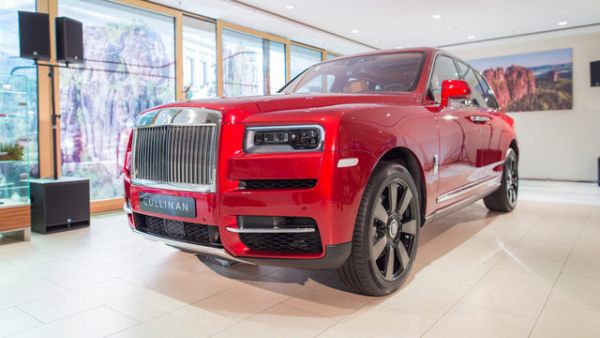 Nejluxusn�j&scaron;&iacute; SUV sv�ta je v Praze. Rolls-Royce p�ivezl obra jm&eacute;nem Cullinan.