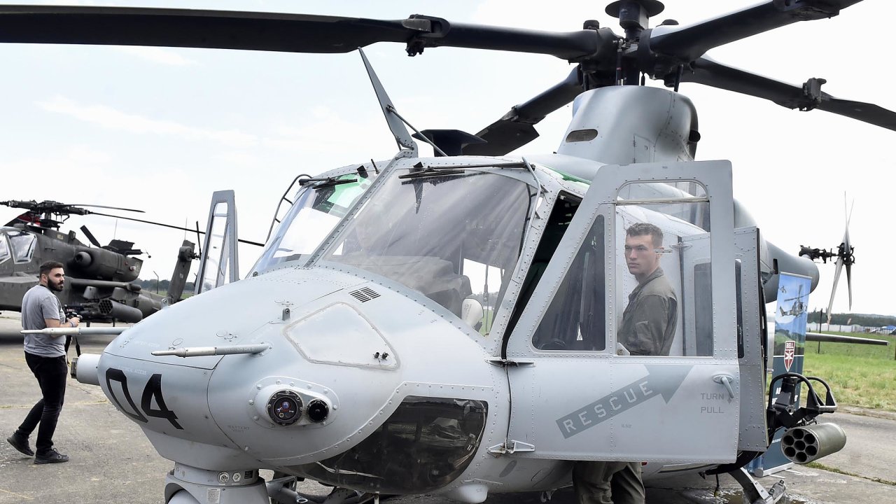 Americk vceelov vrtulnk UH-1Y Venom od firmy Bell na snmku z 15. z 2018 na Dnech NATO a Dnech Vzdunch sil Armdy R v Monov u Ostravy. esk armda pod vrtulnky Venom a Viper.