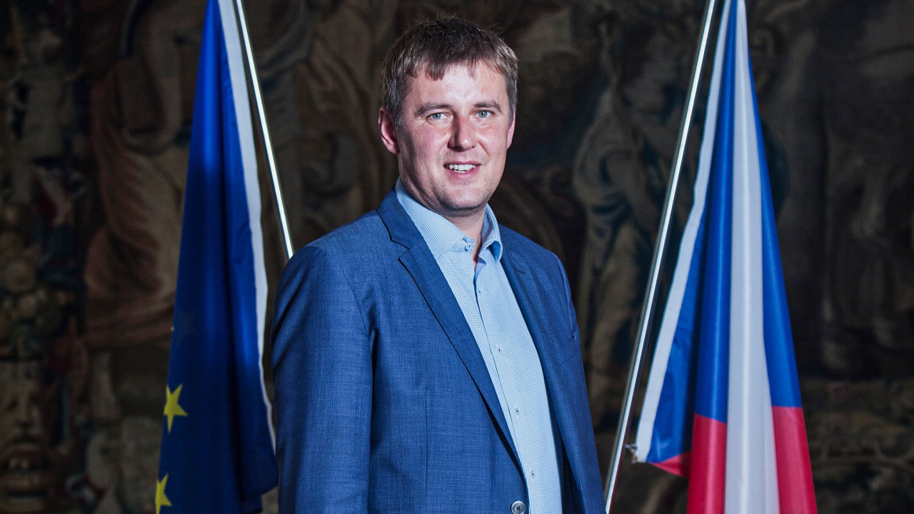 Ministr zahranièí Tomáš Petøíèek (ÈSSD)