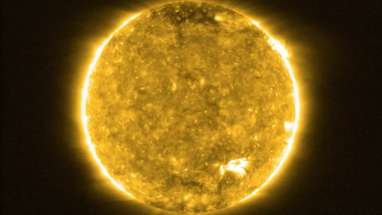 Evropská kosmická agentura (ESA) zveøejnila první zdaøilé snímky Slunce poøízené její novou sondou Solar Orbiter.