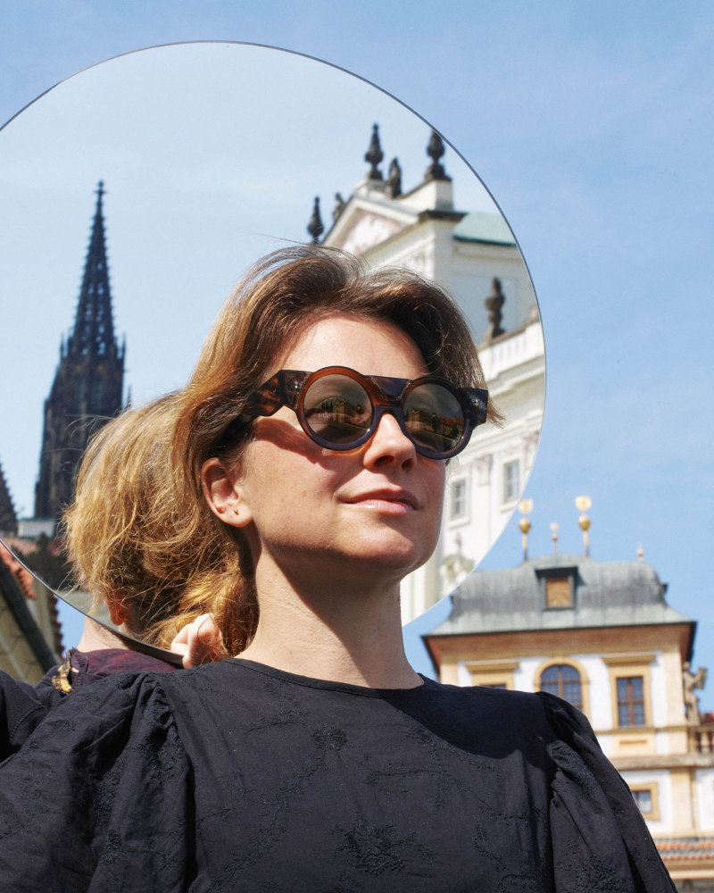 Tváří kolekce je spisovatelka a lektorka Knihovny Václava Havla Denisa Šedivá.