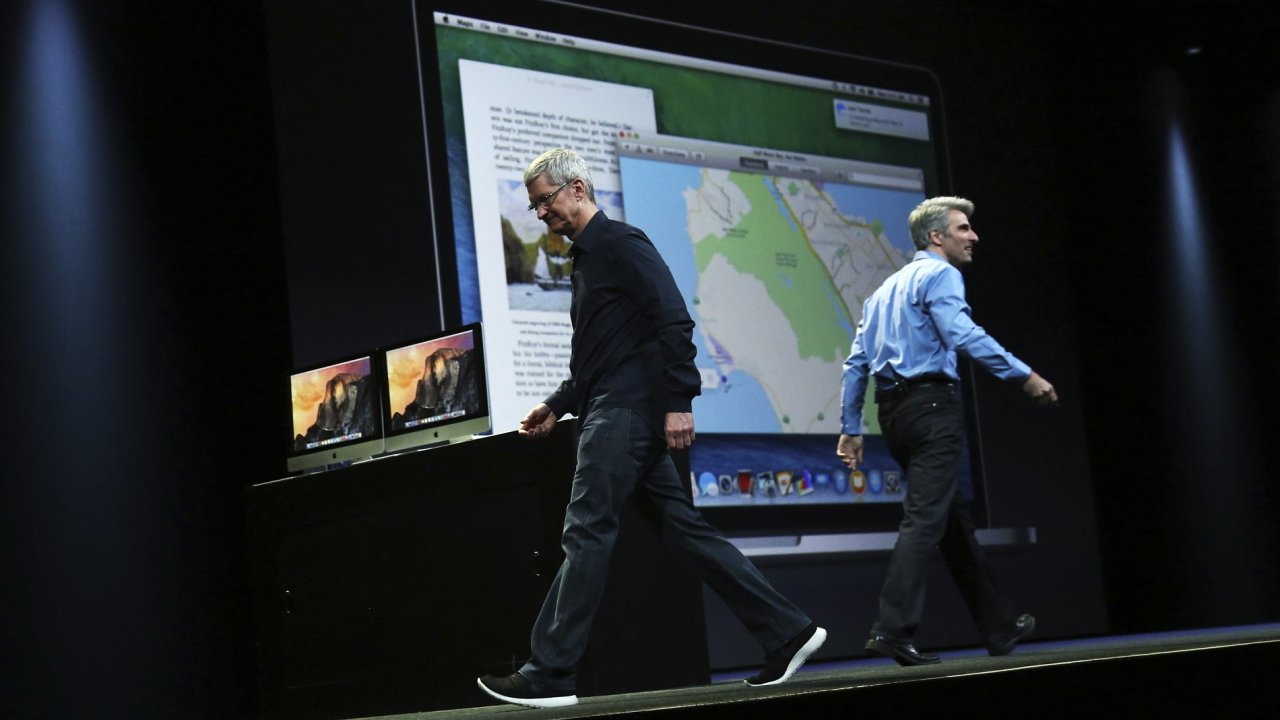 Šéf Apple Tim Cook (vlevo) opouští pódium, kde ho střídá viceprezident pro software Craig Federighi.