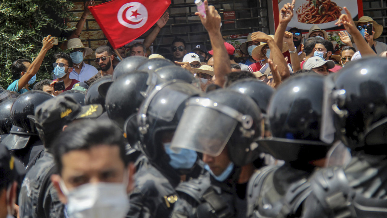 Střety demonstrantů s policisty v Tunisku