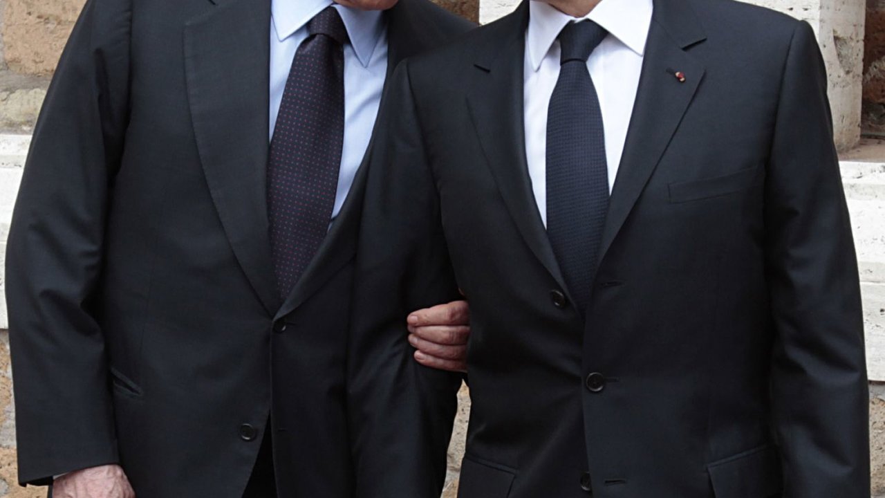 Silvio Berlusconi (vlevo) a Nicolas Sarkozy (vpravo)