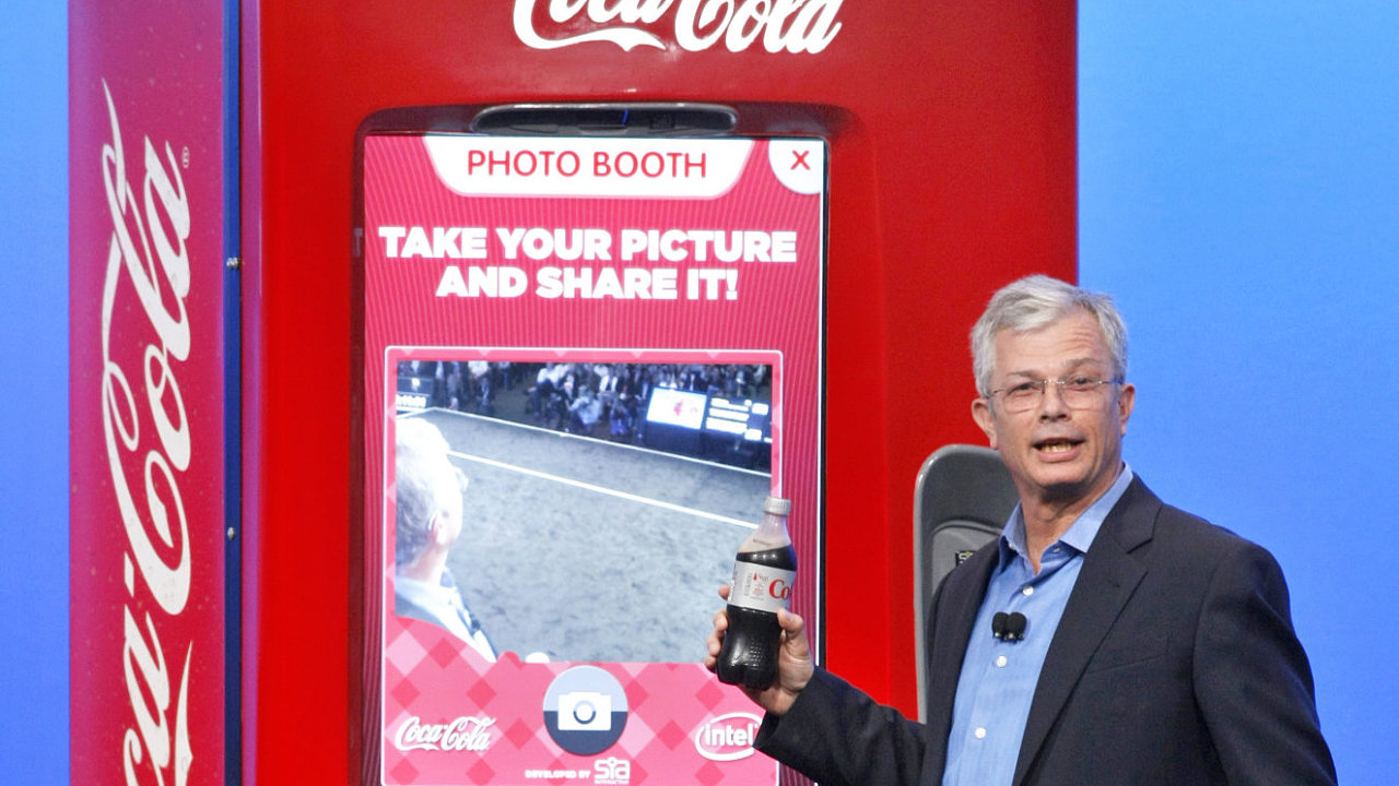 Vkonn viceprezident Intelu David Perlmutter u automatu na Coca-Colu s procesorem Intel Core i7