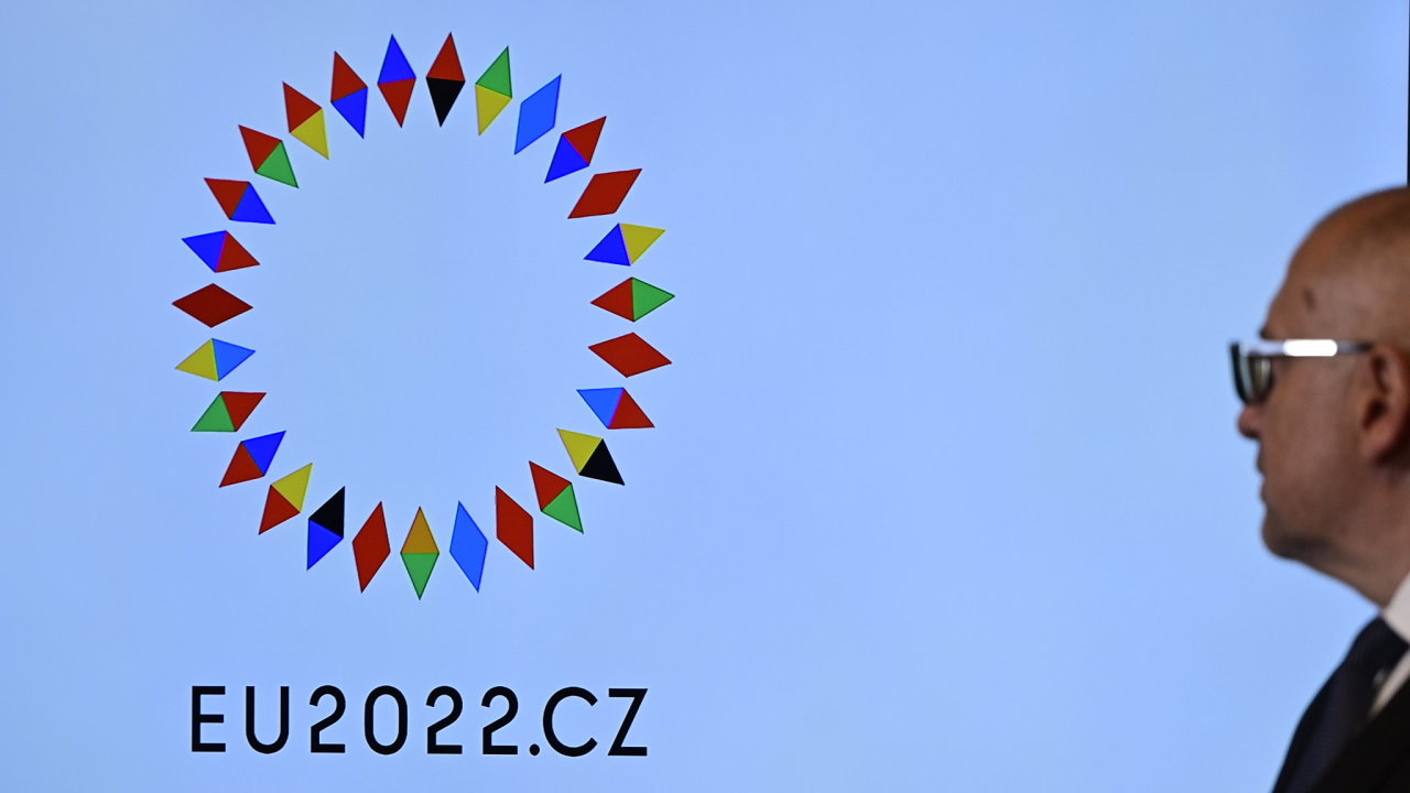Logo èeského pøedsednictví EU tvoøí 27 rùznobarevných støelek kompasù uspoøádaných do kruhu. Symbol naznaèuje, že Èesko bude navigovat smìøování Evropy.