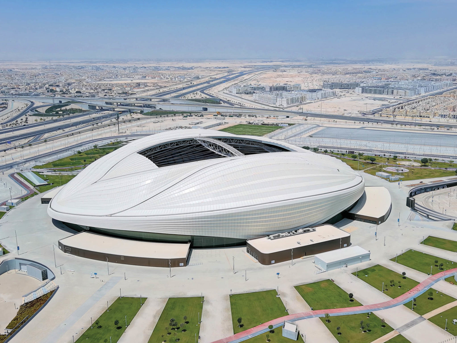 Jeden z menších stadionù pro fotbalové MS v Kataru Al Janoub byl neoficiálnì pøekøtìn na „Vagina Stadium“.