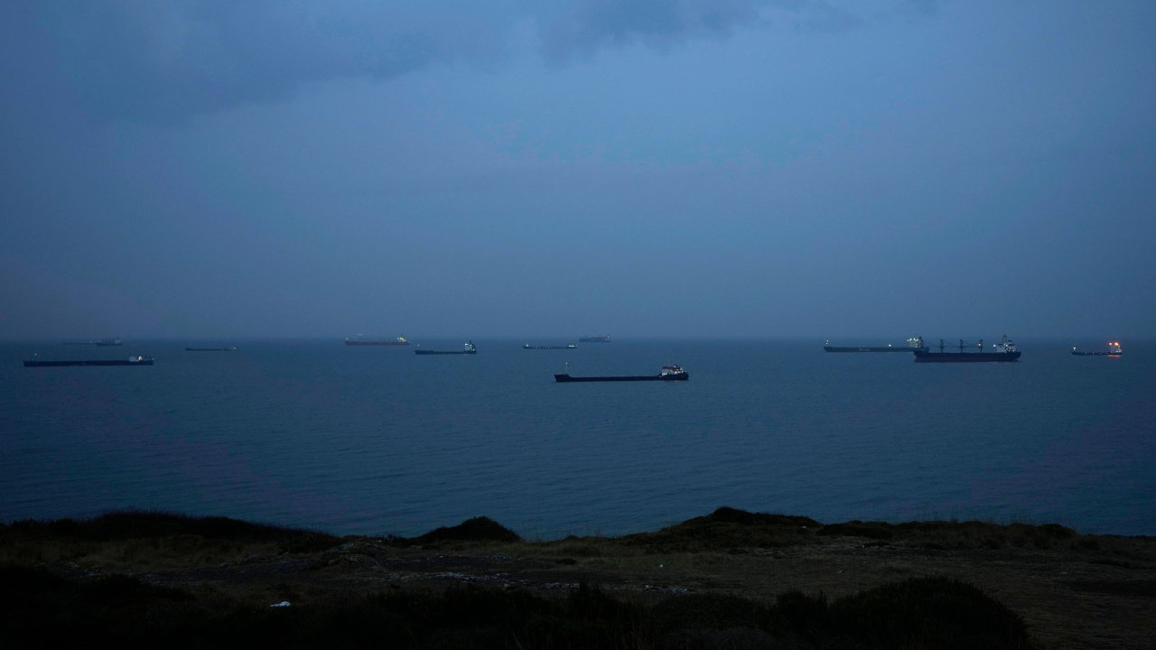 hromadící se tankery s ropou v Bosporu, Ukrajina, Rusko, Turecko, Bospor