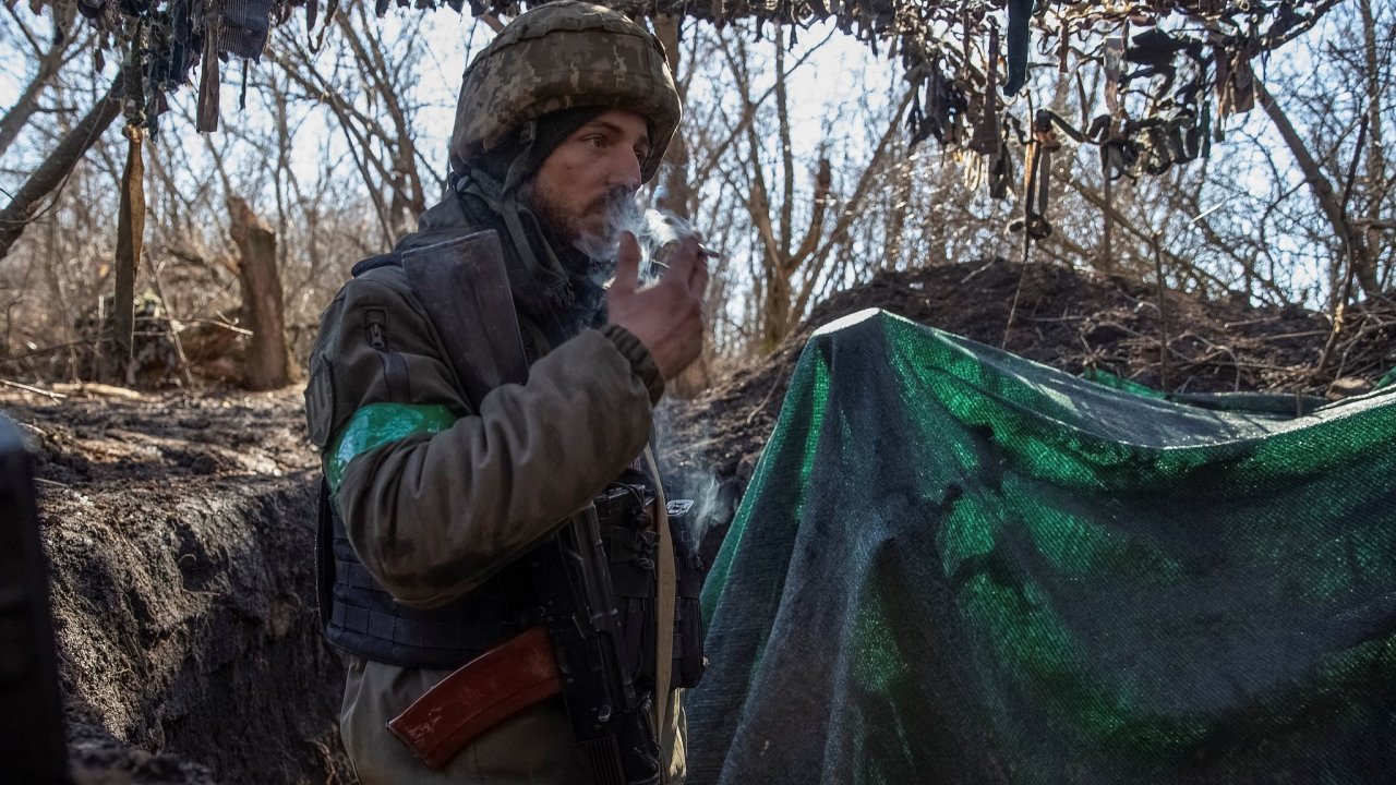 Ukrajinsk vojk odpov u minometu v zkopech u Bachmutu.
