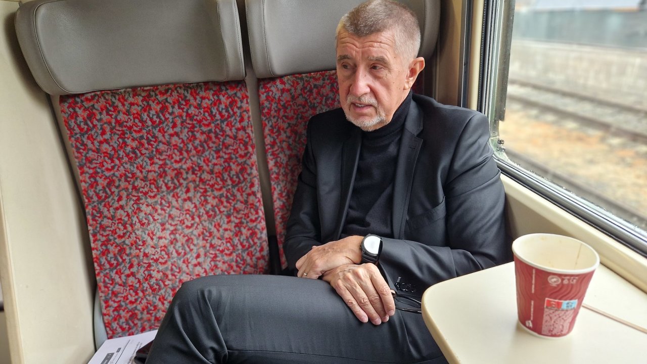 f hnut ANO Andrej Babi na cest vlakem z Prahy do Mlad Boleslavi, bhem n poskytl rozhovor HN.