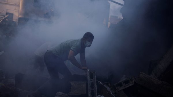 Evakuace v Gaze pokračují i v neděli, Izrael vytyčil silnici, na kterou nebude útočit