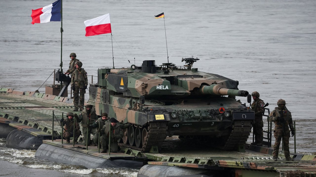 Francouzt a polt vojci s tankem Leopard na prv probhajcm cvien NATO v Polsku. Evropsk stty potebuj efektivnji a levnji vyrbt vojenskou techniku.