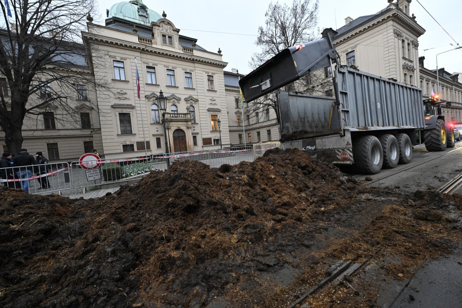 Hnj vysypan ped adem vldy pi protestn jzd zemdlc, 7. bezna 2024