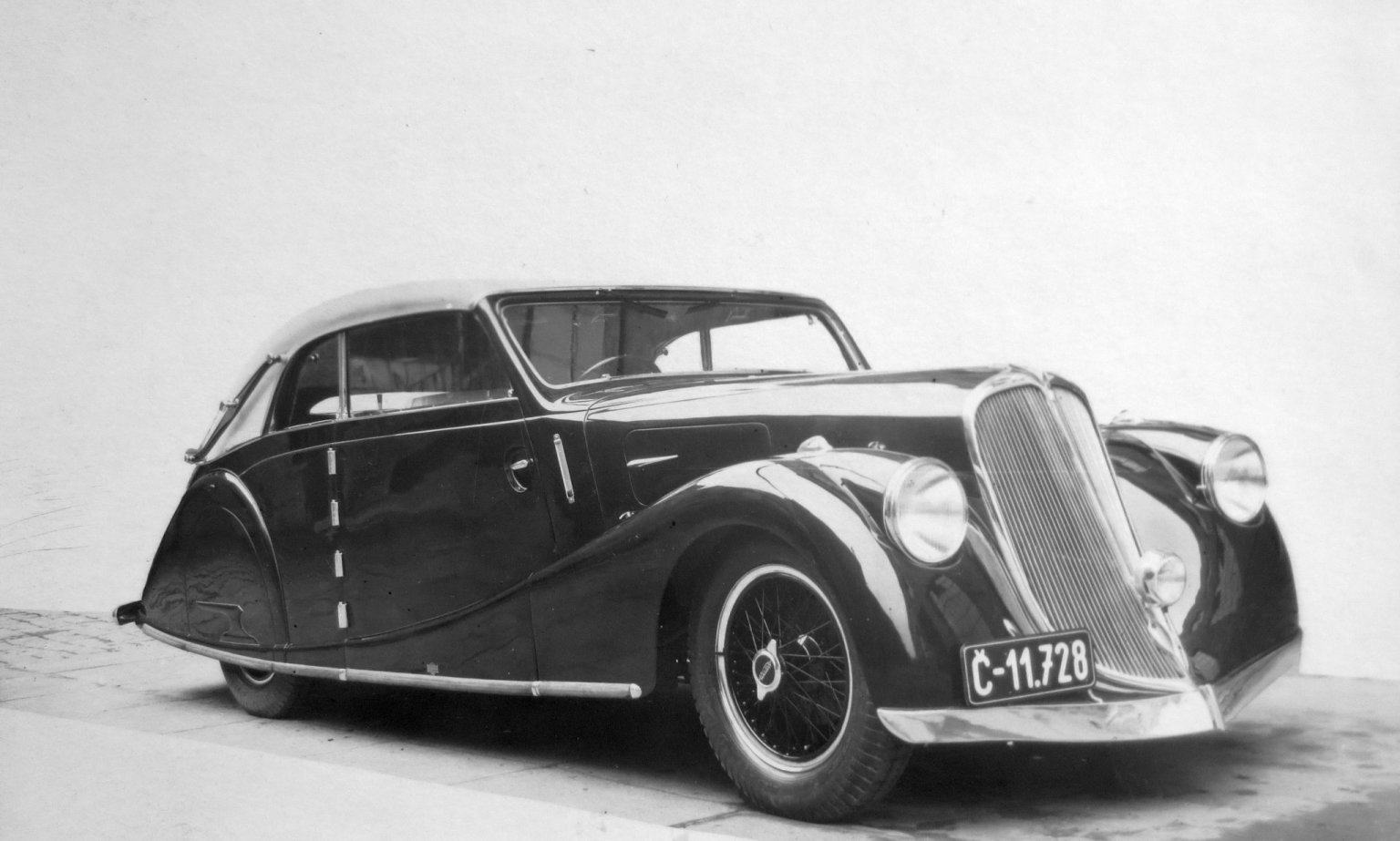 Sodomkova karosárna často spolupracovala s pražskou automobilkou Walter. Šlo o luxusní stroje jako například kabriolet Walter Regent z roku 1935. Jeho šestiválcový motor měl 80 koní a sedmimístný vůz uměl i 145 km/h. (Foto: Wikimedia Commons) Sodomkova karosárna často spolupracovala s pražskou automobilkou Walter. Šlo o luxusní stroje jako například kabriolet Walter Regent z roku 1935. Jeho šestiválcový motor měl 80 koní a sedmimístný vůz uměl i 145 km/h.