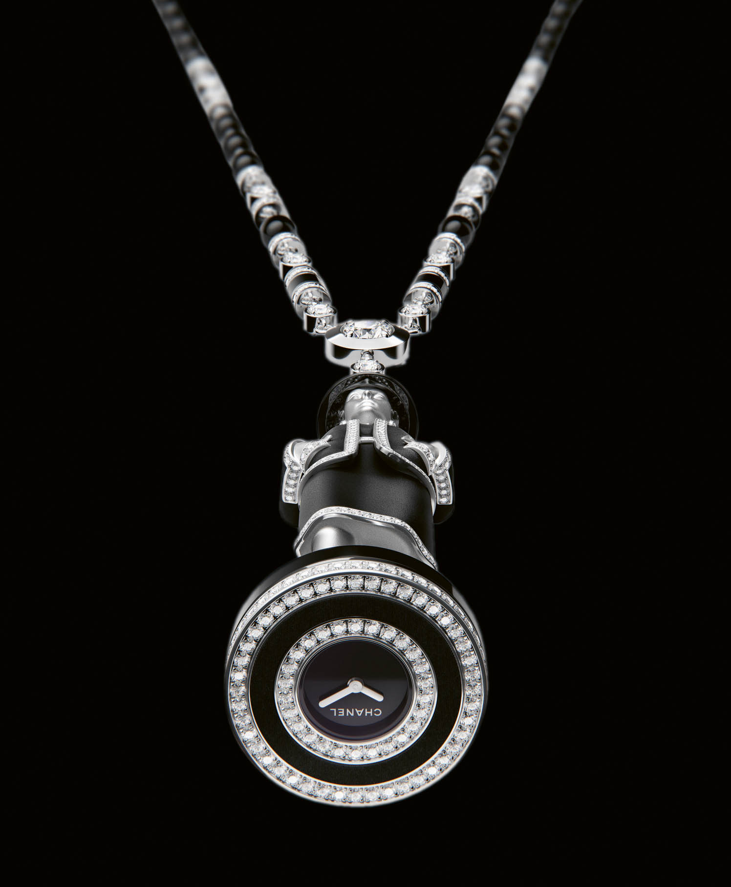 �achovnice z �ern�ho obsidi�nu je lemovan� �adou 516 diamant� s briliantov�m brusem, v�ech 32 figurek je vyrobeno ze zlata, diamant� a keramiky, kter� je sedmkr�t tvrd�� ne� ocel a je pro hodinky Chanel typick�m materi�lem.