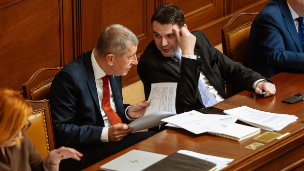 Premiér Andrej Babiš a vicepremiér Petr Macinka si v útocích na novináře...