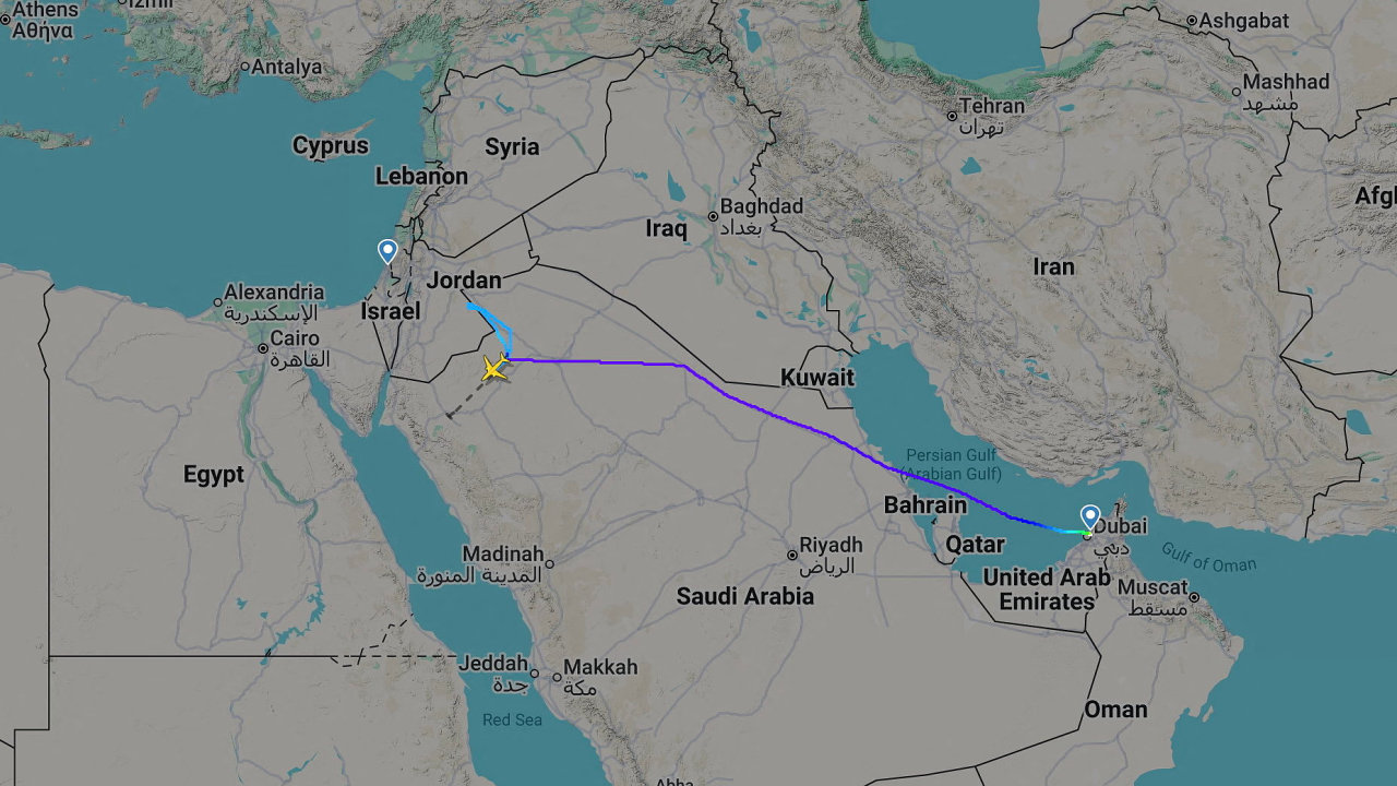 Sn�mek obrazovky z webu Flightradar24 ukazuje, �e let spole�nosti Flydubai...