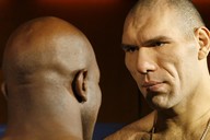 Rusk boxer Nikolaj Valujev upr pohled na Ameriana Evandera Holyfielda