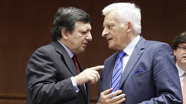 Predseda EK Jose Manuel Barroso s p edsedou EP Jerzym Buzkem