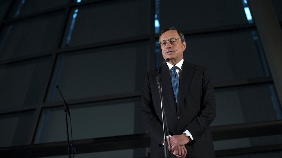 f ECB Mario Draghi pijel nmeckm poslancm vysvtlovat nkupy dluhopis