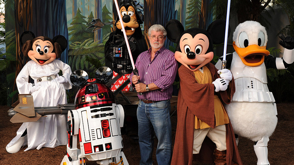 George Lucas ped dvma roky navtvil atrakci Last Tour To Endor v Disneylandu.