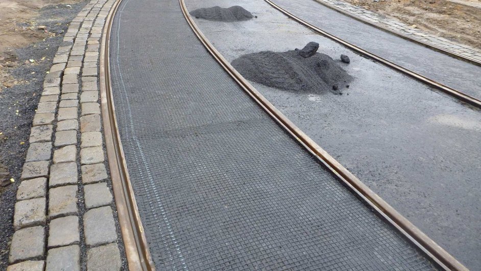 Sklo-vlknit mka z Litomyle zpevuje konstrukce asfaltovch vrstev, vozovek i tramvajovch ps.