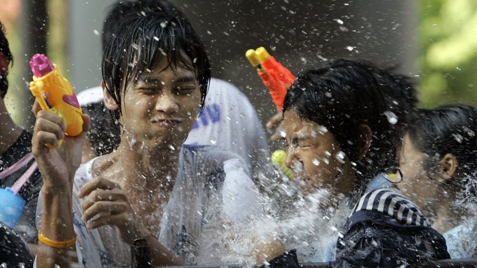 Vodn bitva chlapc v Thajsku na Nov rok
