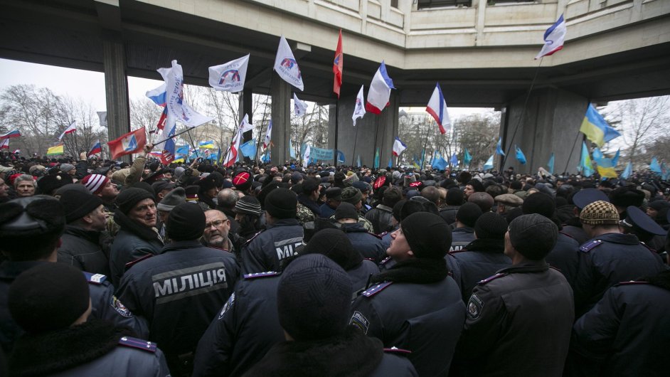 Steden protesty etnickch Rus a krymskch Tatar u budovy krymskho parlamentu
