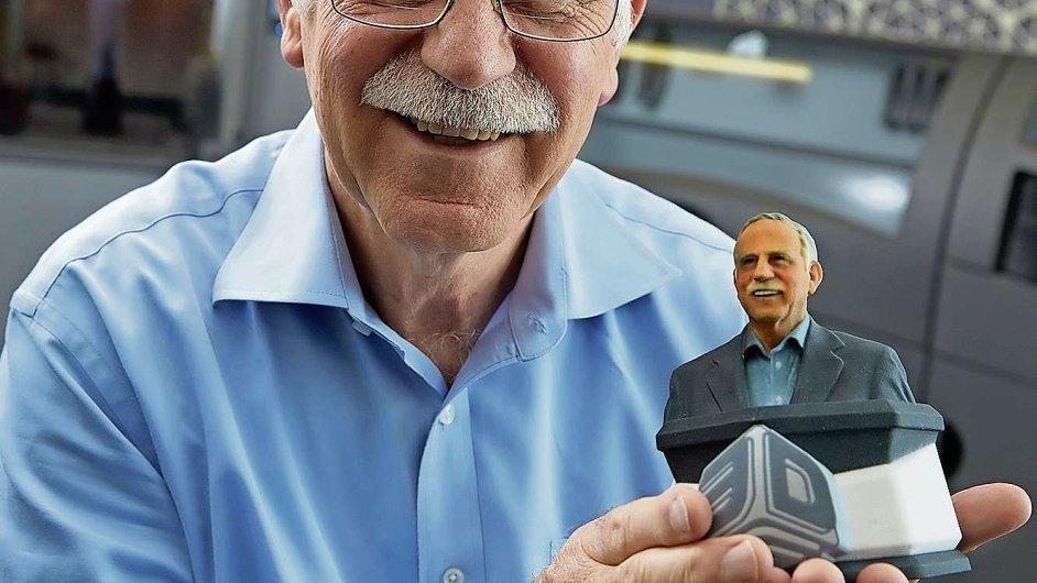 Vynlezce Chuck Hull s plastikou sebe sama vyrobenou pomoc metody stereolitografie. Tu sm Hull v osmdestch letech vynalezl.