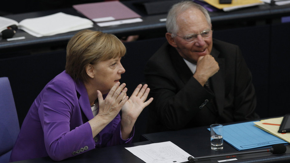 Spolkov kanclka Angela Merkelov a jej ministr financ Wolfgang Schuble trvaj na vyrovnanm rozpotu.