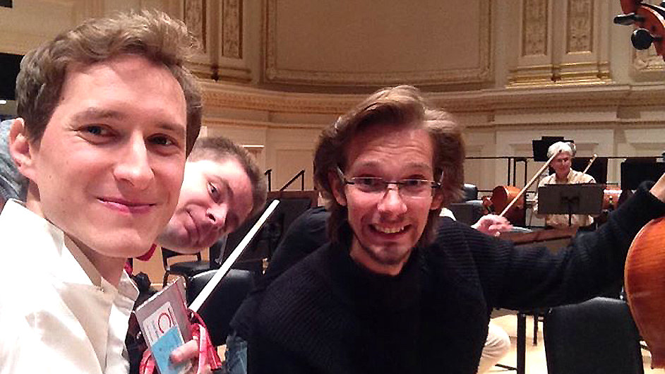Koncertn mistr filharmonik Josef paek s violoncellisty Janem Holeou a Ivanem Vokem si v Carnegie Hall podili selfie.