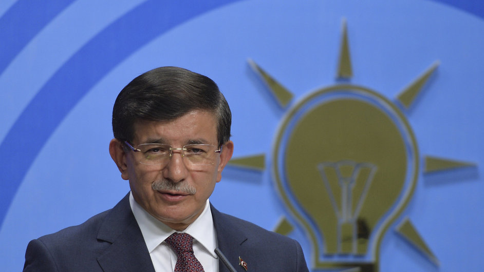 Tureck premir Ahmed Davutoglu se marn sna sestavit vldnouc koalici.