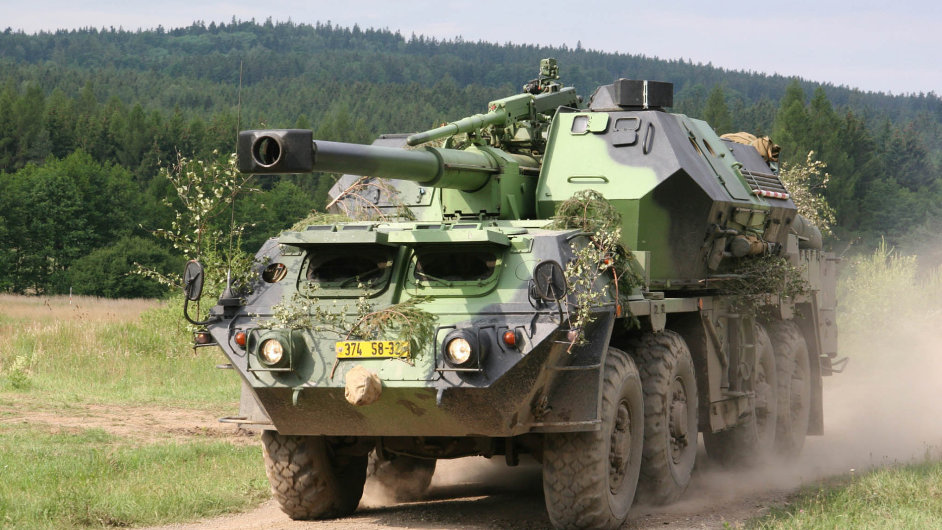 Houfnice Dana. Samohybn kanon re 152 mm je postaven napodvozku Tatry.