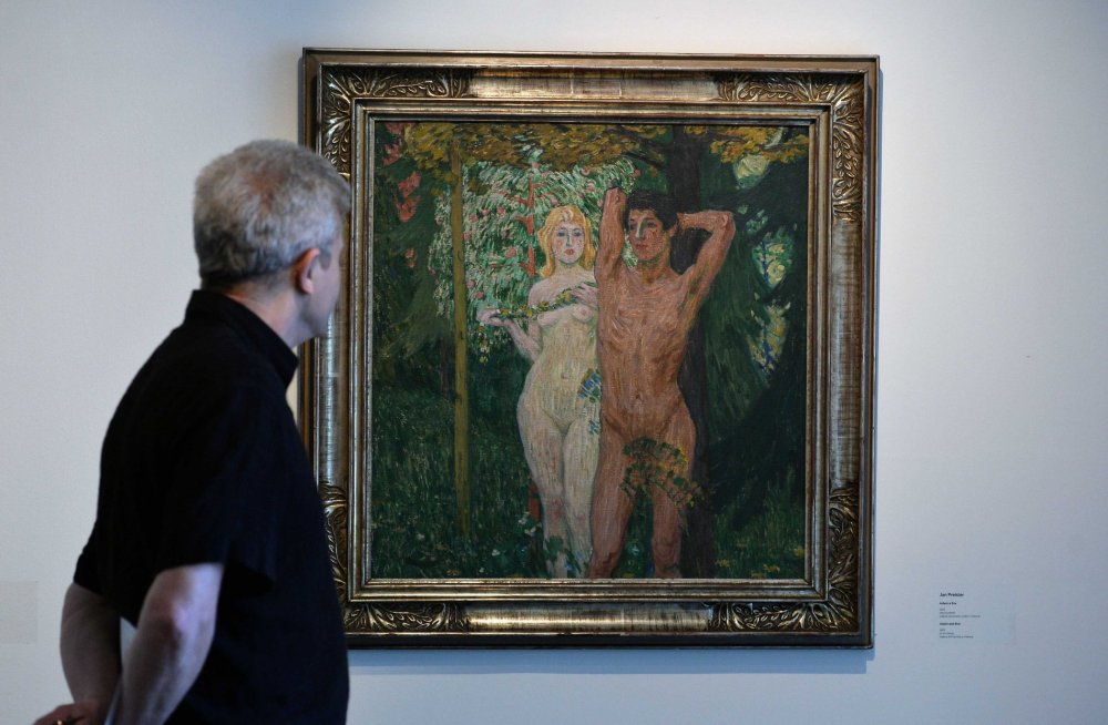 Výstava ukazuje, jak se od konce 19. století vyvíjelo zobrazování figury - a František Kupka přešel k abstraktnímu malířství právě přes figuru. Na snímku dílo od Jana Preislera Adam a Eva.