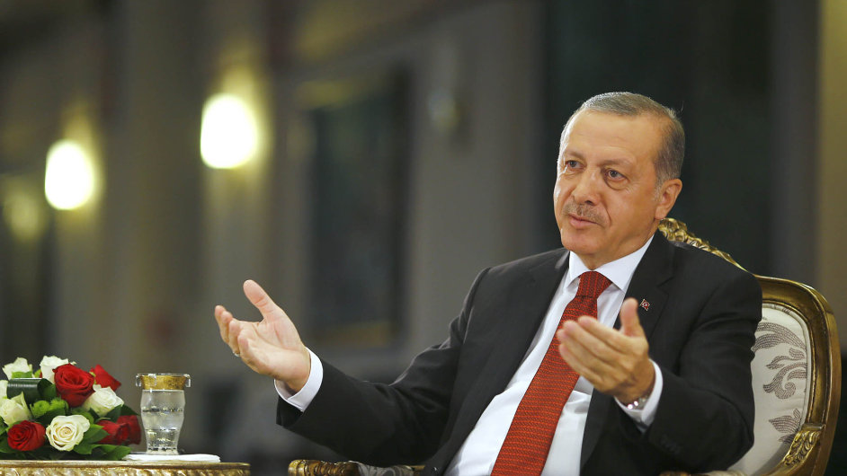 Turecký prezident Erdogan za svou popularitu vdìèí do velké míry schopnosti zvyšovat životní standard bìžných obyvatel. Nyní ale hrozí, že se životní úroveò zaène opìt zhoršovat.