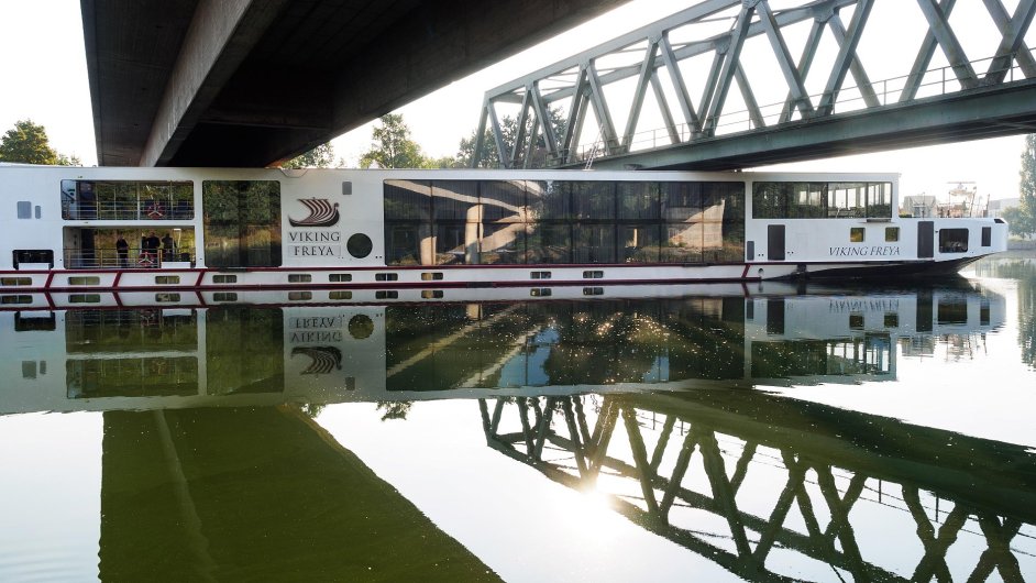 A river cruise ship sticks underneath a railway bridge on the Main-Danube Canal near ErlangenThe dead were a 49-year-old who was at the wheel of the vessel and a 33-year-old sailor. ( Nicolas Armer/d
