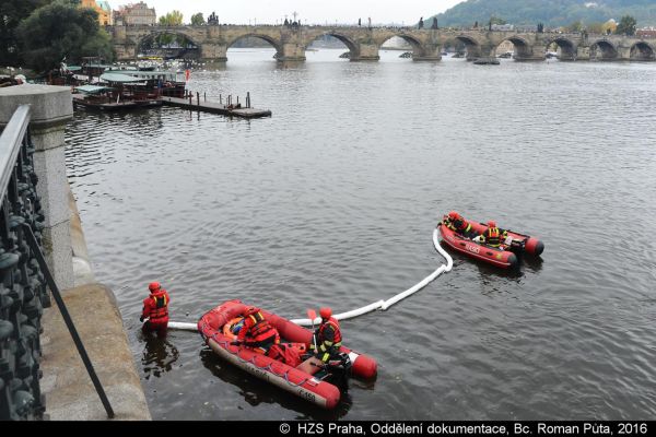 Vltava, olejová skvrna