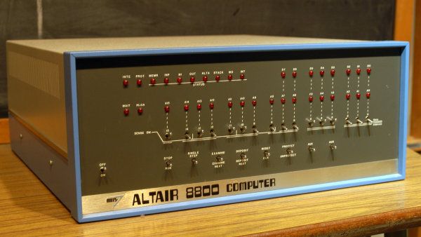 Altair 8800 slav&iacute; narozeniny. P�ed 42 lety zp�sobil revoluci ve sv�t� po�&iacute;ta��, i kdy� byl stra&scaron;n&yacute;
