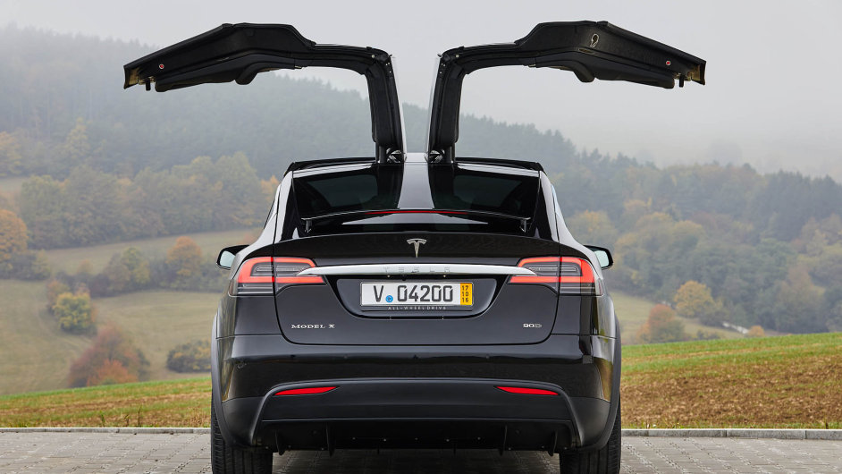  Elektromobil  Tesla  Model X je splnn  ale z rove tko 